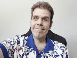 La propiedad del famoso, ubicada en el área de Miami, continuó resguardada por elementos policiales durante este miércoles. ESPECIAL / X / @PerezHilton