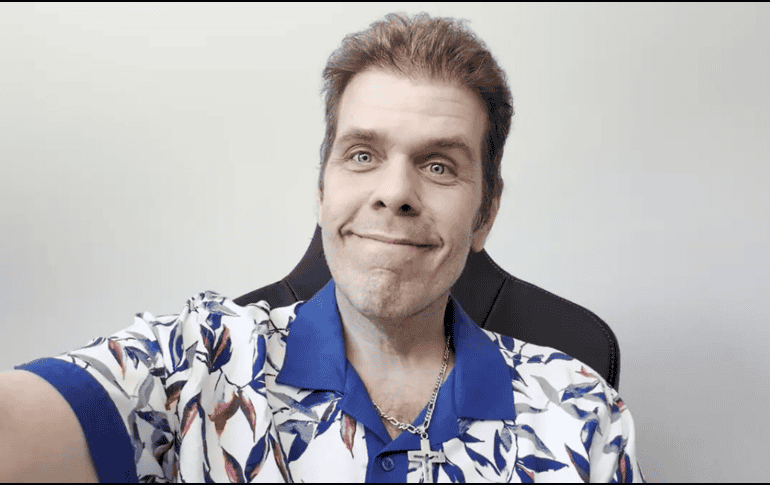 La propiedad del famoso, ubicada en el área de Miami, continuó resguardada por elementos policiales durante este miércoles. ESPECIAL / X / @PerezHilton