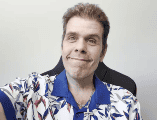La propiedad del famoso, ubicada en el área de Miami, continuó resguardada por elementos policiales durante este miércoles. ESPECIAL / X / @PerezHilton