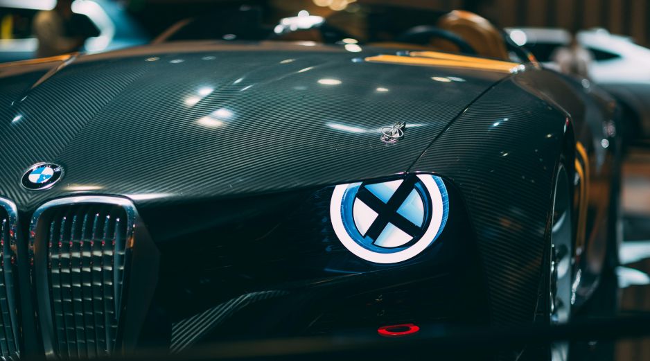 los grupos ópticos de autos y motocicletas estaban fabricados con micas de cristal, un material sumamente frágil ante impactos mecánicos. UNSPLASH / E. CHEN