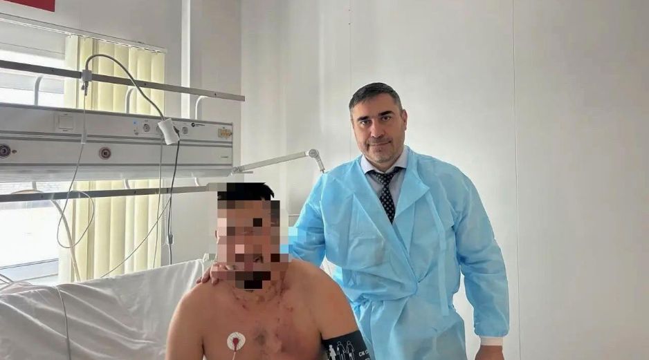El veterano de guerra pudo recargar un rifle que llevaba para ahuyentar al oso, que seguía al acecho. EFE / Ministro de Sanidad de la región de Altái