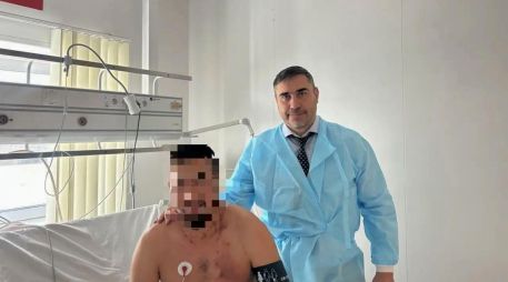 El veterano de guerra pudo recargar un rifle que llevaba para ahuyentar al oso, que seguía al acecho. EFE / Ministro de Sanidad de la región de Altái