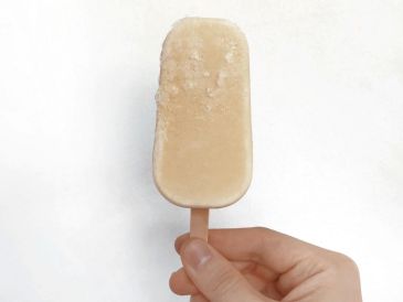 Un estudio de la Profeco realizado en 2025 identificó cinco marcas de paletas de hielo que cumplieron con su declaración nutrimental. UNSPLASH.