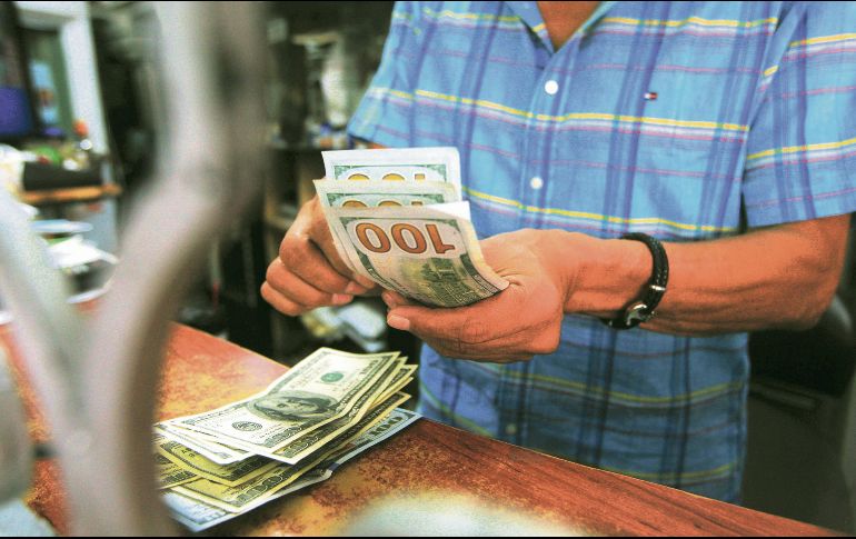 El peso avanzó 0.17% frente al dólar y cerró en 17.21 unidades por divisa de EU. EL INFORMADOR/ Archivo