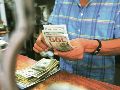 El peso avanzó 0.17% frente al dólar y cerró en 17.21 unidades por divisa de EU. EL INFORMADOR/ Archivo