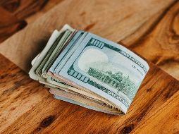 Este viernes 7 de agosto el Diario Oficial de la Federación (DOF) publicó que el tipo de cambio FIX es de 17.2195 pesos. UNSPLASH / N. DUMLAO