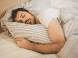 Estos descansos evitan que el cuerpo y la mente lleguen a un estado de cansancio extremo, que pueda conllevar más tarde enfermedades crónicas, tanto físicas como mentales. ESPECIAL/Canva