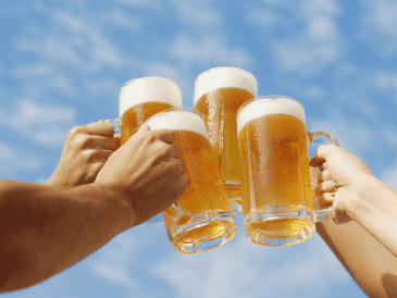 A pesar de los retos económicos recientes, México mantiene su corona indiscutible como el mayor exportador de cerveza a nivel mundial. CANVA