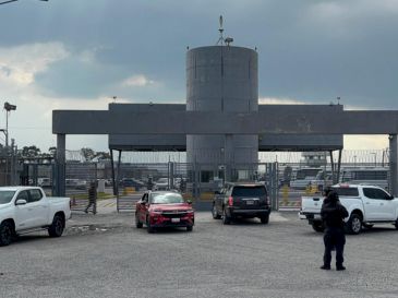 Integrantes de la Policía custodian los vehículos en los que el exgobernador Ángel "N" fue trasladado al Centro Federal de Reinserción Social Número 1 Altiplano. EFE/F. Gutiérrez