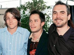Fotografía tomada en 2002 en la que aparecen Diego Luna, Gael García Bernal y Alfonso Cuarón, durante la presentación de la cinta “Y tu mamá también”. AFP