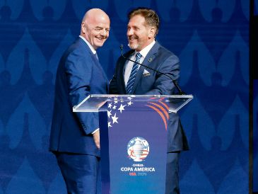 Alejandro Domínguez, presidente de Conmebol, señaló que Gianni Infantino es el líder adecuado para guiar la transformación del futbol. AFP