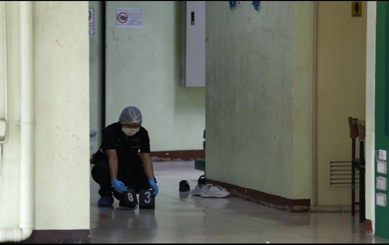 Un policía recabando pruebas tras el tiroteo en una escuela de Tailandia. EFE/R. YONGRIT