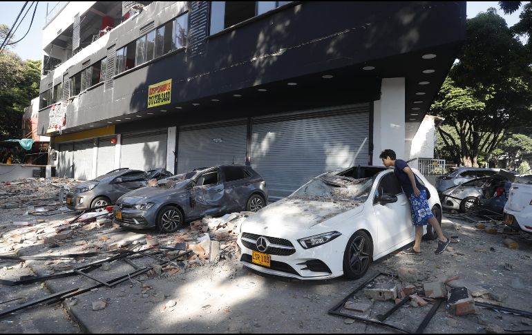 Un hombre observa un vehículo afectado tras un fuerte temblor este lunes, en Cali, Colombia. EFE/ Ernesto Guzmán