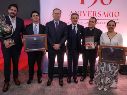 Los cuatro empresarios jaliscienses y representantes de la asociación civil que recibieron reconocimientos posan ante los medios. EL INFORMADOR/A. Navarro