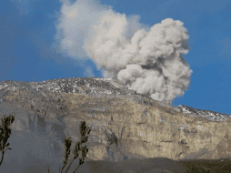 Las autoridades mantienen un monitoreo constante de la sismicidad y la composición de los gases, instando a las comunidades del departamento del Cauca a preparar sus botiquines y rutas de evacuación. EFE/ARCHIVO