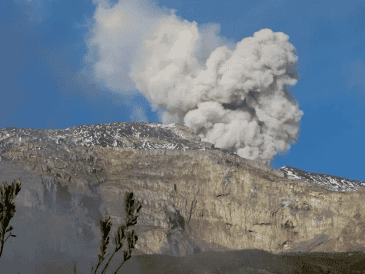 Las autoridades mantienen un monitoreo constante de la sismicidad y la composición de los gases, instando a las comunidades del departamento del Cauca a preparar sus botiquines y rutas de evacuación. EFE/ARCHIVO
