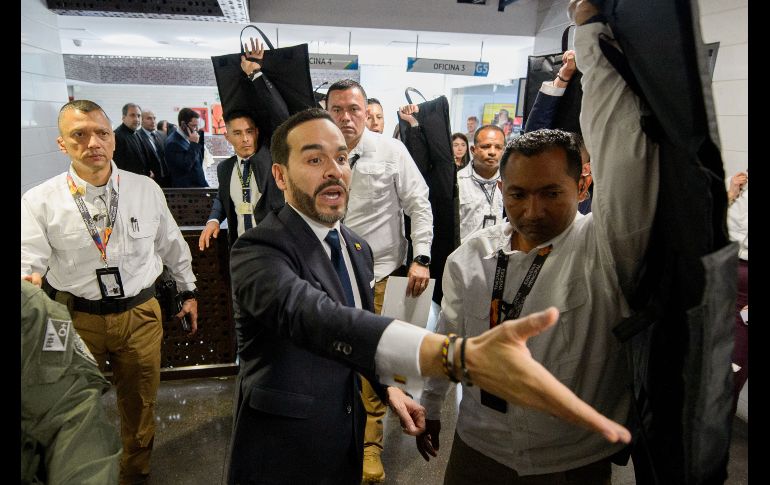 El presidente de Colombia, Abelardo de la Espriella, sale después de dirigir una reunión de respuesta al terremoto en Bogotá, Colombia. AP/S. Barros