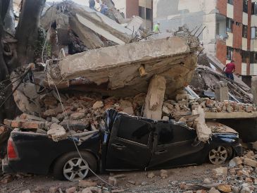 Un vehículo yace aplastado por escombros tras un terremoto en Cali, Colombia. AP/J. Díaz