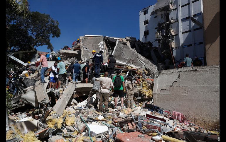 Personas trabajan en labores de rescate en una edificación colapsada por el terremoto de magnitud 7.4 que sacudió al país este lunes, en Cali, Colombia. EFE/ E. Guzmán Jr