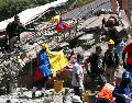 Socorristas y voluntarios participan en una jornada de búsqueda, entre los escombros de una edificación tras el terremoto de magnitud 7,4 que sacudió el lunes al país. EFE/ E. Guzmán