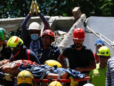 Socorristas y voluntarios rescatan a Diana Troncoso entre los escombros que dejó el terremoto de magnitud 7,4, este martes en Torres del Limonar, en Cali, Colombia. EFE/ E. Guzmán