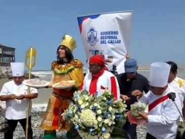 Los cocineros llevaron tazones plateados con ceviche que ofrecieron al Pacífico y también arrojaron a las aguas oceánicas una corona de flores. ESPECIAL