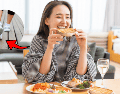 Después de una comida, muchas personas prefieren sentarse en el sofá o continuar con sus actividades cotidianas. CANVA