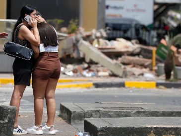 Una mujer abraza a otra en una zona afectada por el terremoto de magnitud 7,4 del pasado lunes, este miércoles en Cali, Colombia. EFE/ E. Guzmán