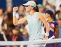 La polaca derrotó en tres sets a la ucranania Elina Svitolina, en un partido que tuvo constantes cambios de dominio. AFP