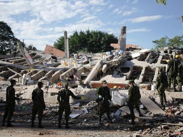 Soldados retiran escombros tres días después del terremoto que azotó Cali, Colombia, el jueves 13 de agosto de 2026. AP/I. Valencia