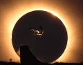 Mientras millones de personas observaban el eclipse solar con gafas especiales, Danny León demostró que la creatividad humana no tiene límites. INSTAGRAM / @danny_leon