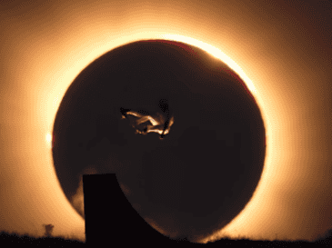 Mientras millones de personas observaban el eclipse solar con gafas especiales, Danny León demostró que la creatividad humana no tiene límites. INSTAGRAM / @danny_leon