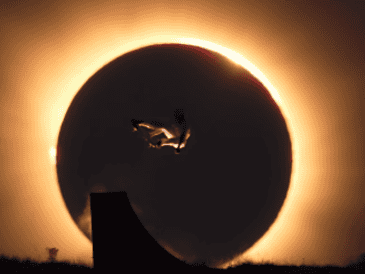 Mientras millones de personas observaban el eclipse solar con gafas especiales, Danny León demostró que la creatividad humana no tiene límites. INSTAGRAM / @danny_leon