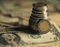 El superpeso acumula una ganancia de 0.9% en las últimas cuatro jornadas y una apreciación de 5.7% en lo que va de 2026, colocándose como la sexta divisa con mejor desempeño, según datos de Bloomberg. ESPECIAL / CANVA