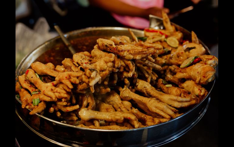 Las patitas de pollo son un superalimento lleno de colágeno natural. ESPECIAL/PEXELS