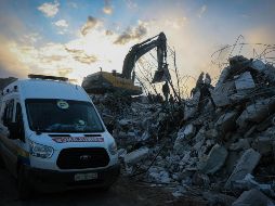 Los equipos de rescate buscan sobrevivientes entre los escombros tras un sismo. ESPECIAL / CANVA