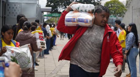 Personas organizan insumos en un centro de acopio este miércoles, en Bogotá. EFE/P. Seco
