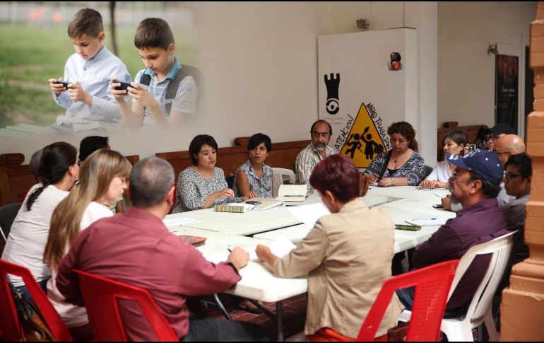 Como parte de la estrategia nacional que se sigue en torno al uso de celulares en las aulas de las escuelas de educación básica del país, durante las actividades del Consejo Técnico Escolar, más de dos millones de maestros de nivel básico podrán emitir su opinión. ESPECIAL / EL INFORMADOR y CANVA