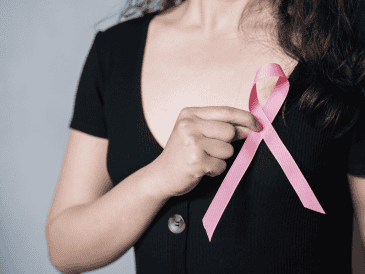 La evidencia médica reciente señala que el cáncer de mama antes de los 40 años difiere biológicamente del que enfrentan las mujeres mayores, presentándose a menudo con tumores más agresivos y tasas de supervivencia más bajas si no se detectan a tiempo. CANVA
