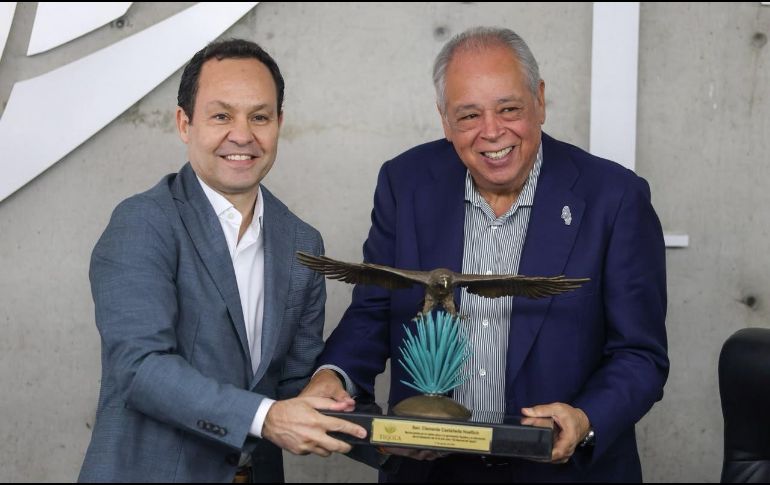 El senador Clemente Castañeda fue reconocido con el “Águila en Vuelo”, máximo galardón que otorga el Consejo Regulador del Tequila (CRT). EL INFORMADOR / A. NAVARRO