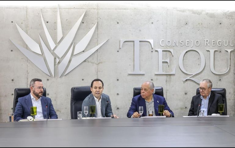 El senador Clemente Castañeda fue reconocido con el “Águila en Vuelo”, máximo galardón que otorga el Consejo Regulador del Tequila (CRT). EL INFORMADOR / A. NAVARRO