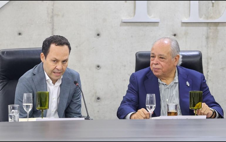 El senador Clemente Castañeda fue reconocido con el “Águila en Vuelo”, máximo galardón que otorga el Consejo Regulador del Tequila (CRT). EL INFORMADOR / A. NAVARRO
