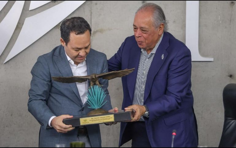 El senador Clemente Castañeda fue reconocido con el “Águila en Vuelo”, máximo galardón que otorga el Consejo Regulador del Tequila (CRT). EL INFORMADOR / A. NAVARRO