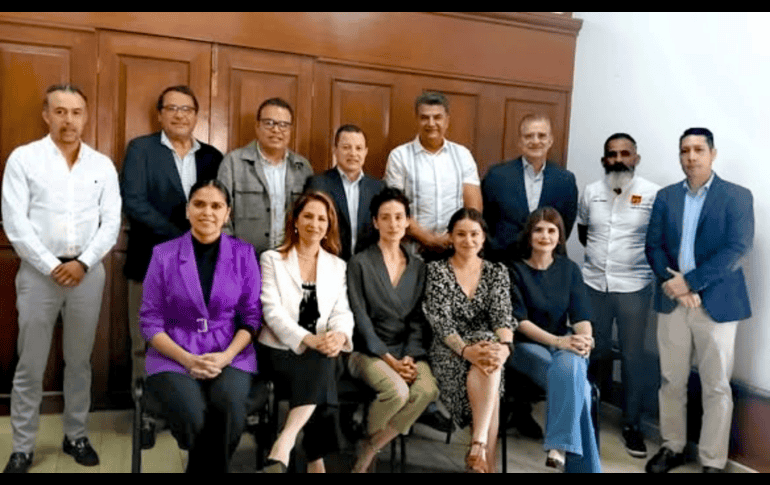 En la reunión estuvieron presentes los integrantes de la Junta de Coordinación Política, conformada por las presidencias de los grupos parlamentarios y las representaciones parlamentarias. ESPECIAL