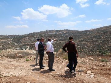 El embajador de los Países Bajos en Palestina, Michel Rentenaar (segundo por la izquierda), visita la zona donde las viviendas han estado sitiadas por colonos israelíes durante más de una semana en la localidad de Qusra, al sur de Nablus, en Cisjordania, el 18 de agosto de 2026. EFE/. BADARNEH