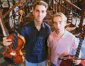 Pablo y Alejandro Turlo, conocidos artísticamente como los Violincheli Brothers, posan con sus instrumentos (violín y violonchelo). CORTESÍA
