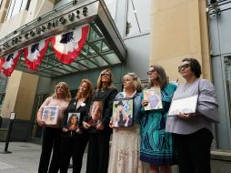Familiares de jóvenes presuntamente afectados por las redes sociales muestran los nombres de casi 400 personas durante el inicio del juicio contra Meta en Oakland, California. EFE/K.Shim-Ly