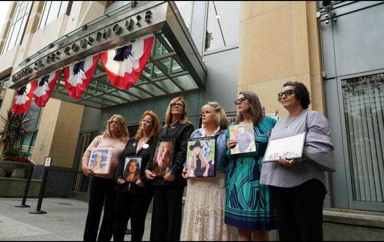 Familiares de jóvenes presuntamente afectados por las redes sociales muestran los nombres de casi 400 personas durante el inicio del juicio contra Meta en Oakland, California. EFE/K.Shim-Ly