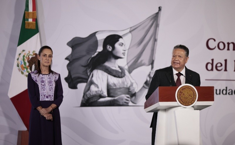Presidenta Claudia Sheinbaum (izq.) y Julio Menchaca, gobernador de Hidalgo (der.). EFE / J. Méndez