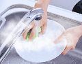 Un beneficio adicional poco conocido es que el proceso de secado de los trastes es significativamente más rápido y uniforme cuando se enjuagan con agua caliente. ESPECIAL / CANVA
